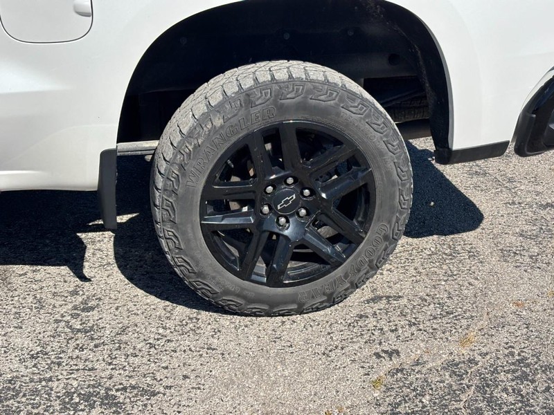 Chevrolet Silverado 1500 Vehicle Full-screen Gallery Image 11