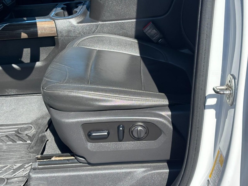 Chevrolet Silverado 1500 Vehicle Full-screen Gallery Image 17