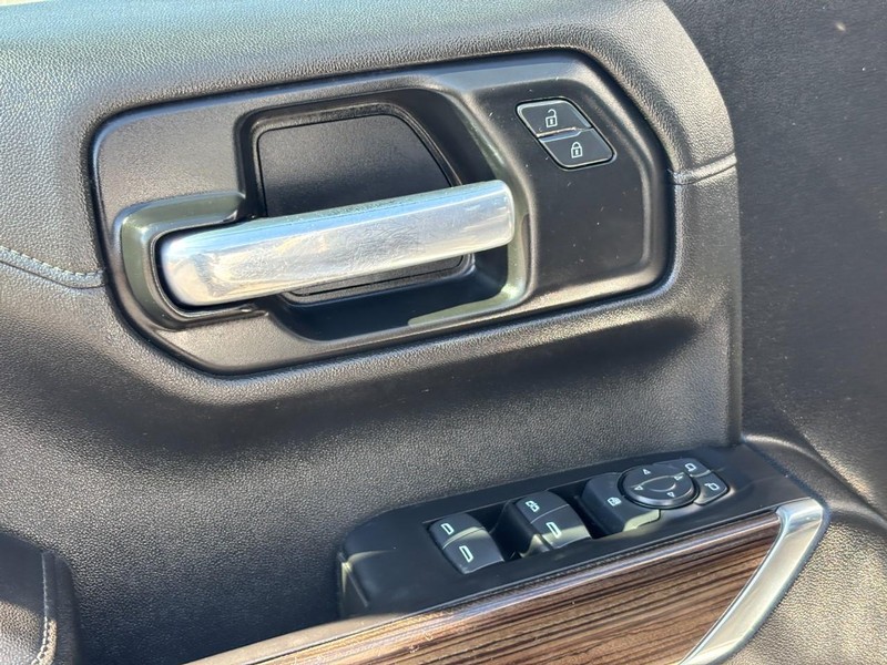 Chevrolet Silverado 1500 Vehicle Full-screen Gallery Image 18