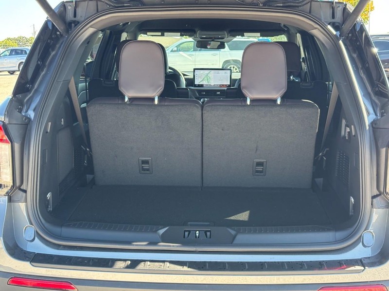 Ford Explorer Vehicle Image 11