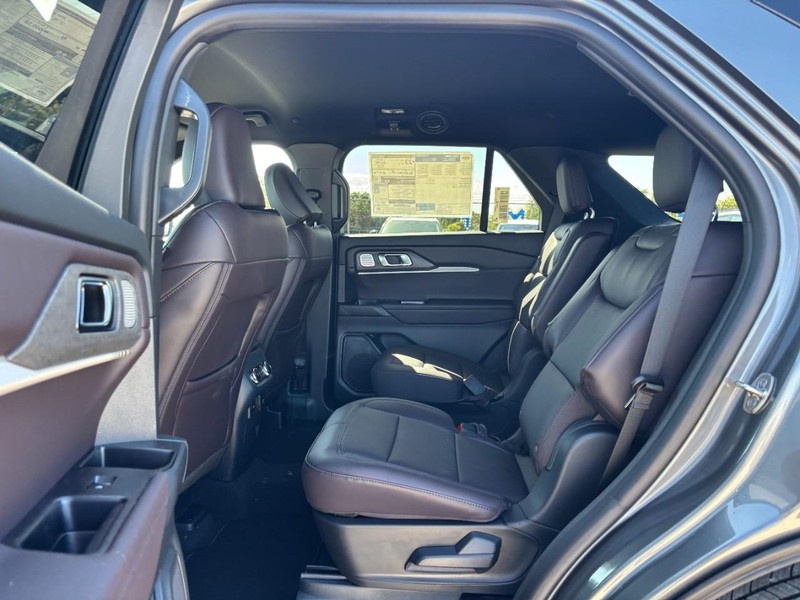 Ford Explorer Vehicle Image 14