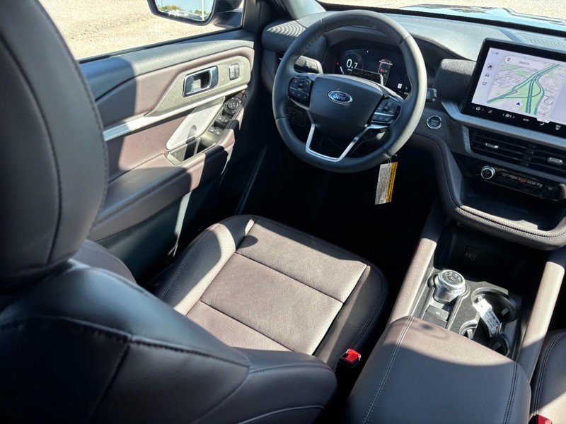 Ford Explorer Vehicle Image 15