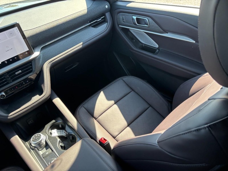 Ford Explorer Vehicle Image 17