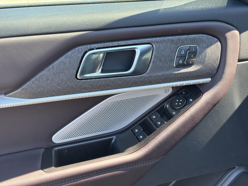 Ford Explorer Vehicle Image 19