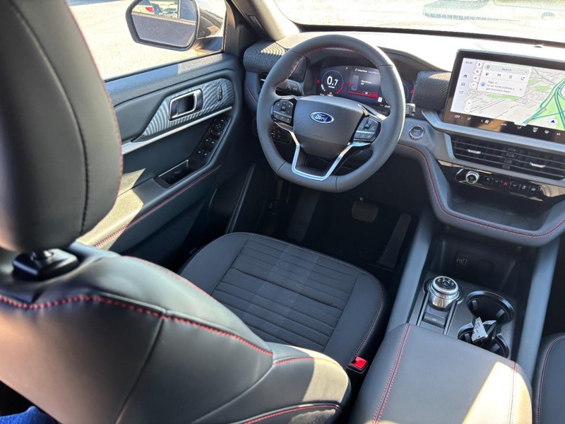Ford Explorer Vehicle Image 15