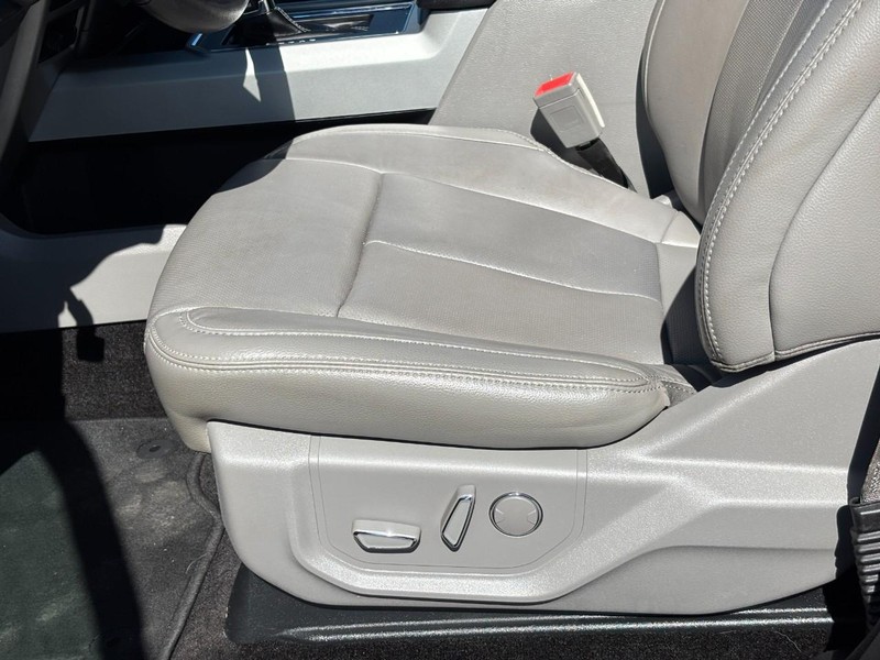 Ford F-150 Vehicle Full-screen Gallery Image 17