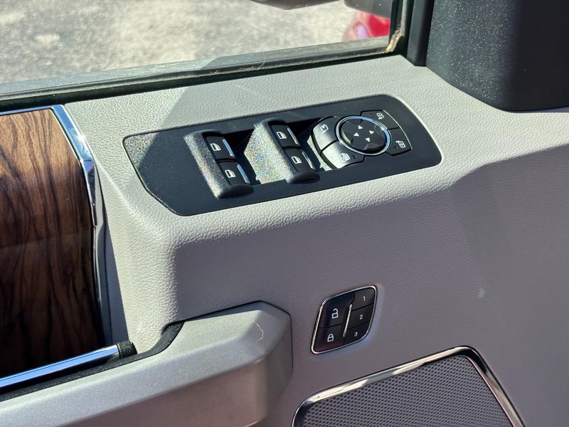 Ford F-150 Vehicle Full-screen Gallery Image 18