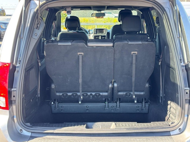 Dodge Grand Caravan Vehicle Full-screen Gallery Image 11