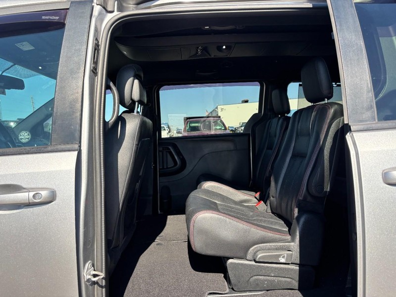 Dodge Grand Caravan Vehicle Full-screen Gallery Image 14