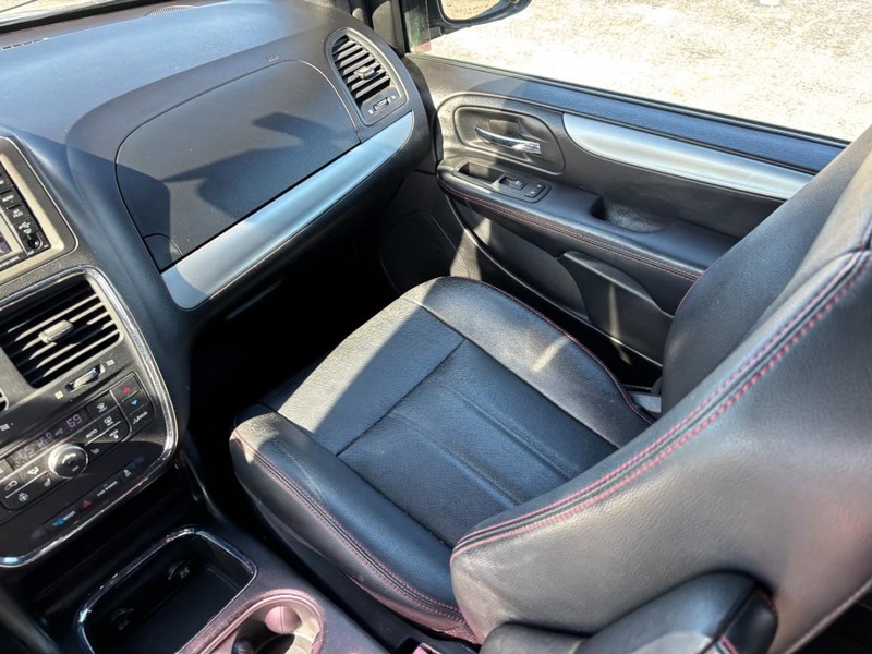 Dodge Grand Caravan Vehicle Full-screen Gallery Image 17