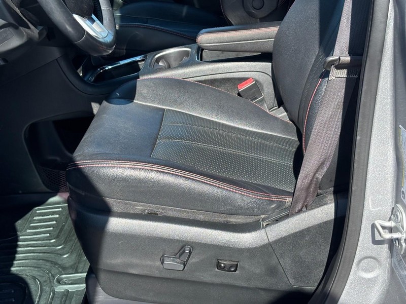Dodge Grand Caravan Vehicle Full-screen Gallery Image 18