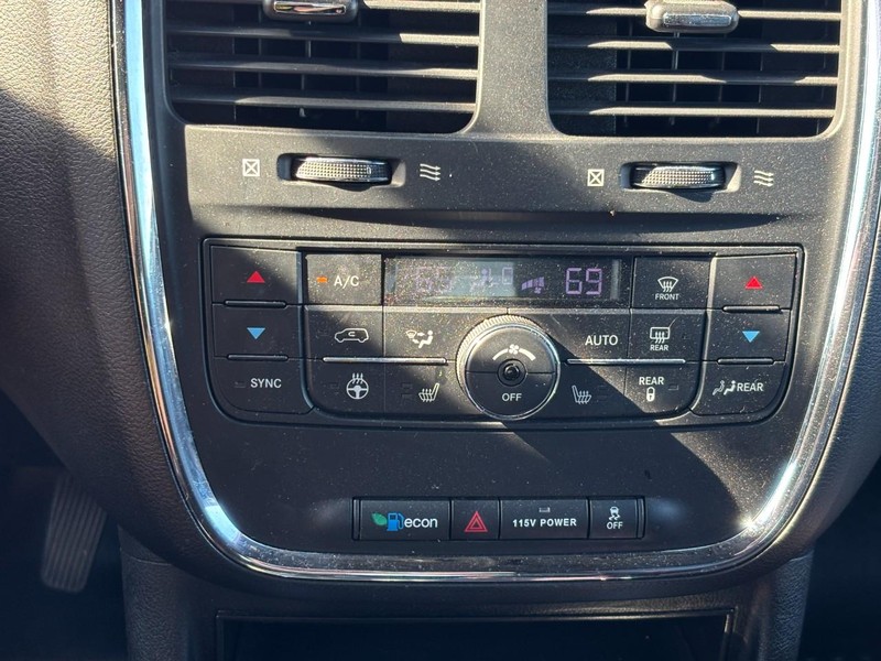Dodge Grand Caravan Vehicle Full-screen Gallery Image 25