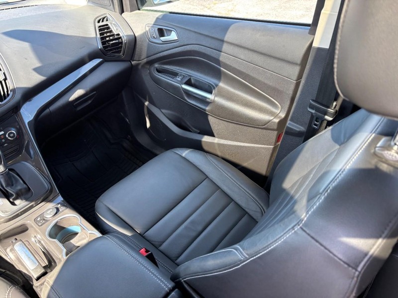 Ford Escape Vehicle Full-screen Gallery Image 16