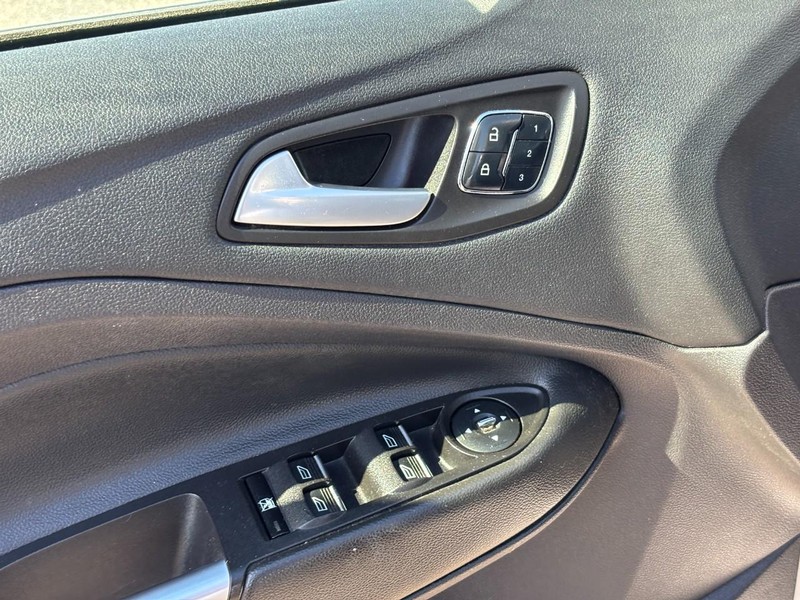 Ford Escape Vehicle Full-screen Gallery Image 18