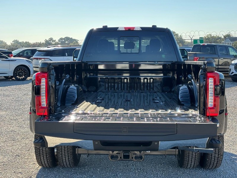 Ford Super Duty F-350 DRW Vehicle Full-screen Gallery Image 11