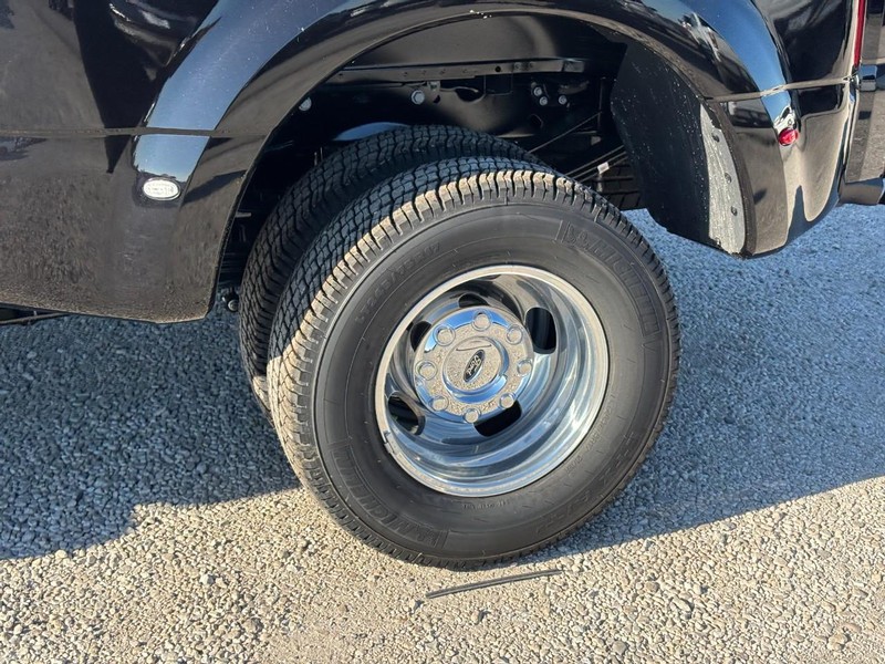 Ford Super Duty F-350 DRW Vehicle Full-screen Gallery Image 12