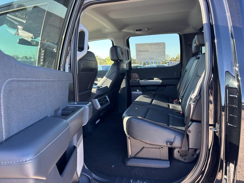 Ford Super Duty F-350 DRW Vehicle Full-screen Gallery Image 13