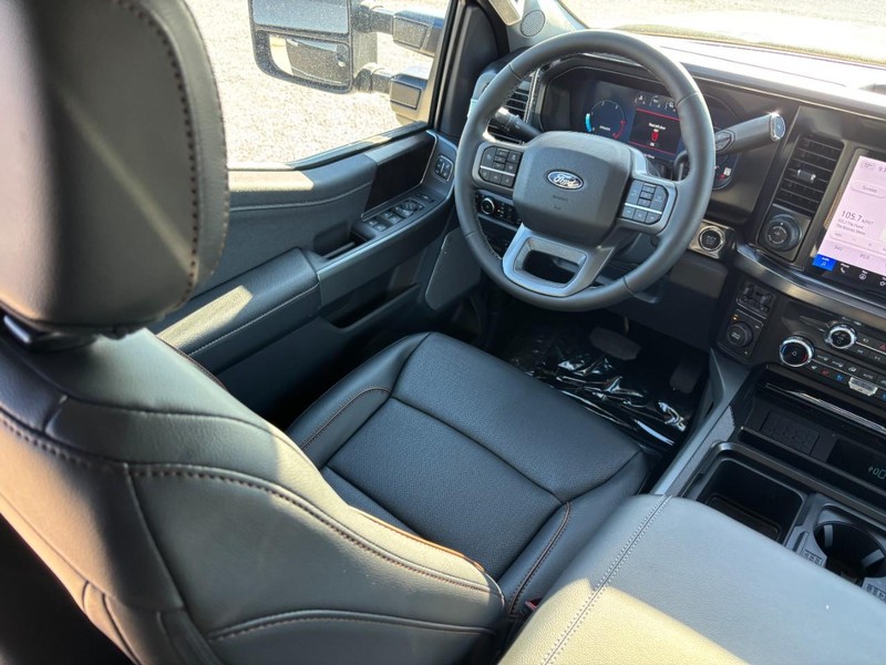 Ford Super Duty F-350 DRW Vehicle Full-screen Gallery Image 14