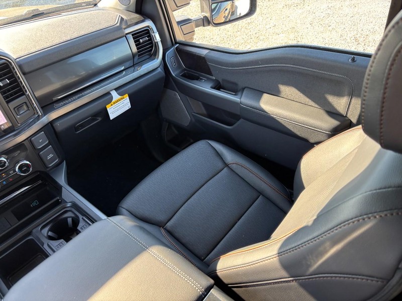 Ford Super Duty F-350 DRW Vehicle Full-screen Gallery Image 16