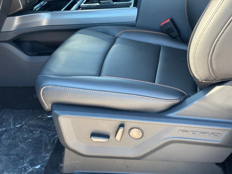 Ford Super Duty F-350 DRW Vehicle Full-screen Gallery Image 17