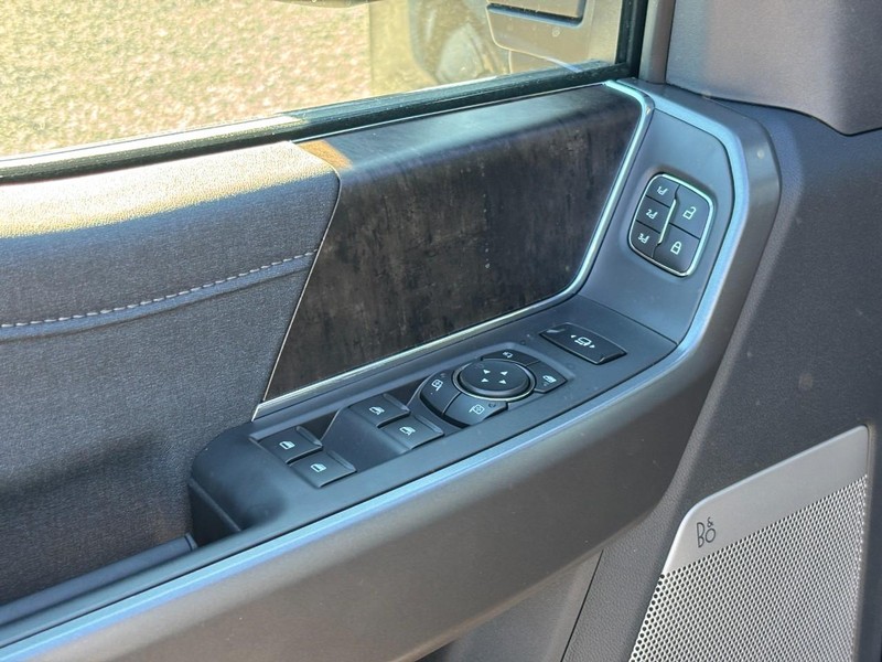 Ford Super Duty F-350 DRW Vehicle Full-screen Gallery Image 18
