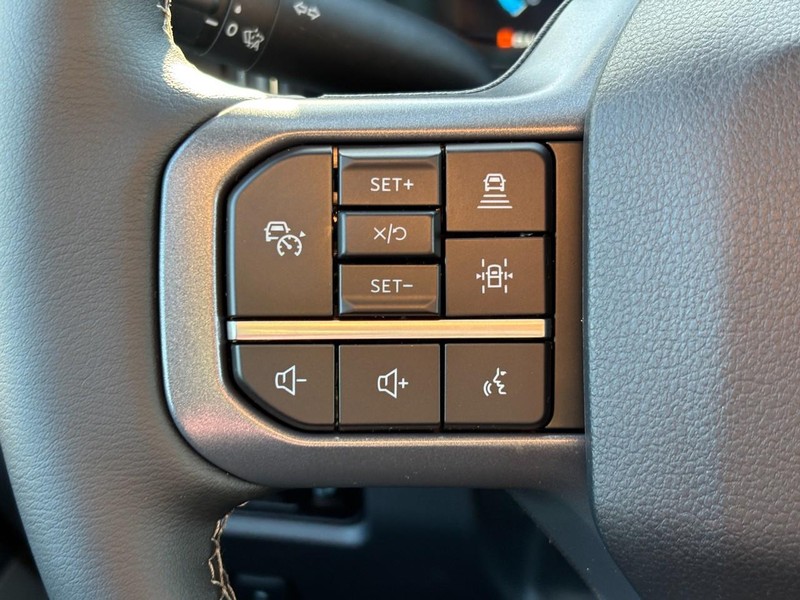 Ford Super Duty F-350 DRW Vehicle Full-screen Gallery Image 19