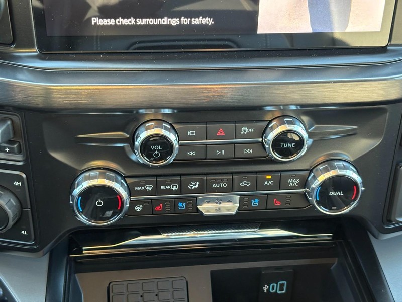 Ford Super Duty F-350 DRW Vehicle Full-screen Gallery Image 24