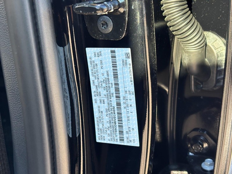 Ford Super Duty F-350 DRW Vehicle Full-screen Gallery Image 25