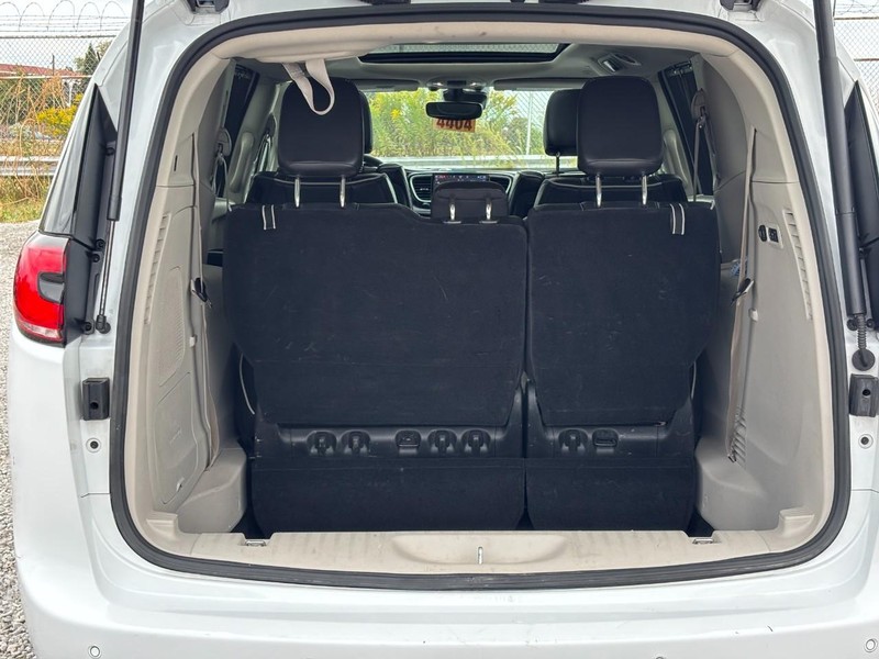 Chrysler Pacifica Vehicle Image 11