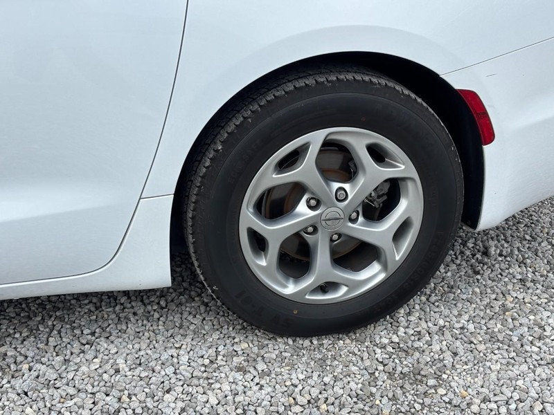 Chrysler Pacifica Vehicle Image 12