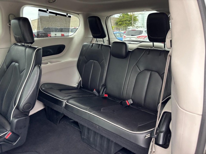 Chrysler Pacifica Vehicle Image 13