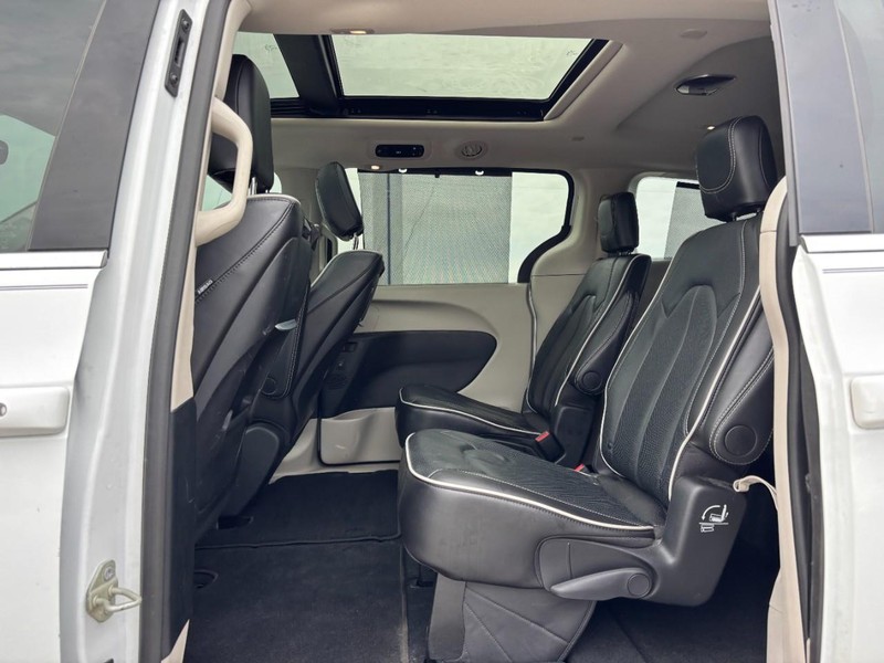 Chrysler Pacifica Vehicle Image 14