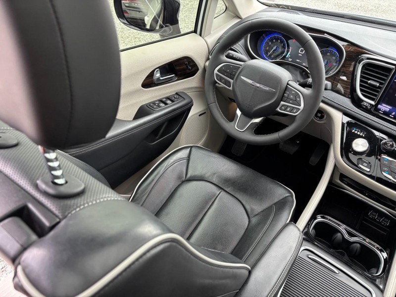 Chrysler Pacifica Vehicle Image 15
