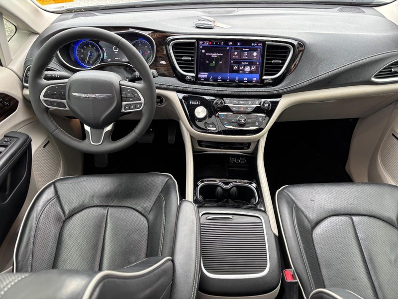 Chrysler Pacifica Vehicle Image 16