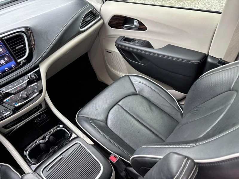 Chrysler Pacifica Vehicle Image 17