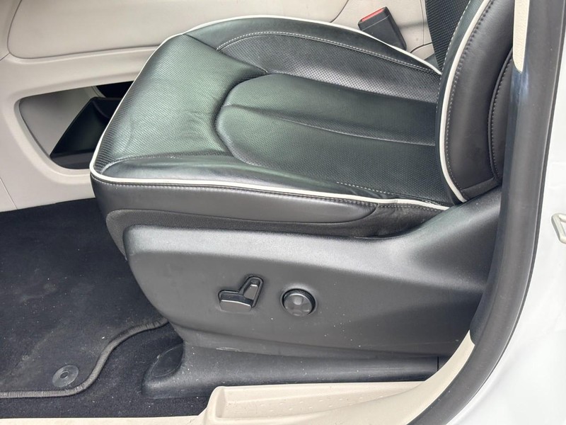 Chrysler Pacifica Vehicle Image 18