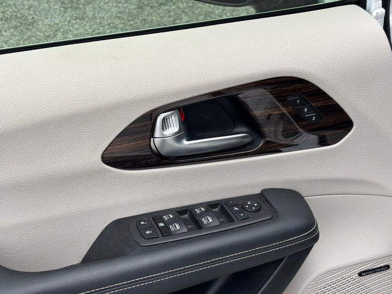 Chrysler Pacifica Vehicle Image 19