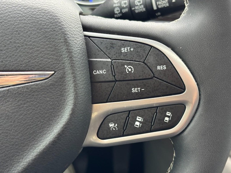 Chrysler Pacifica Vehicle Image 21