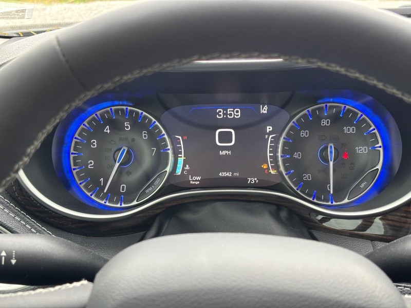 Chrysler Pacifica Vehicle Image 22