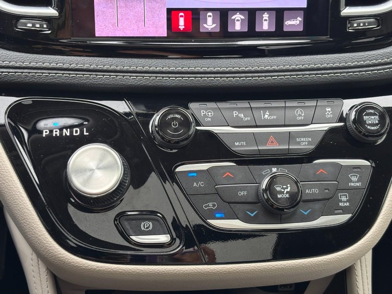 Chrysler Pacifica Vehicle Image 26
