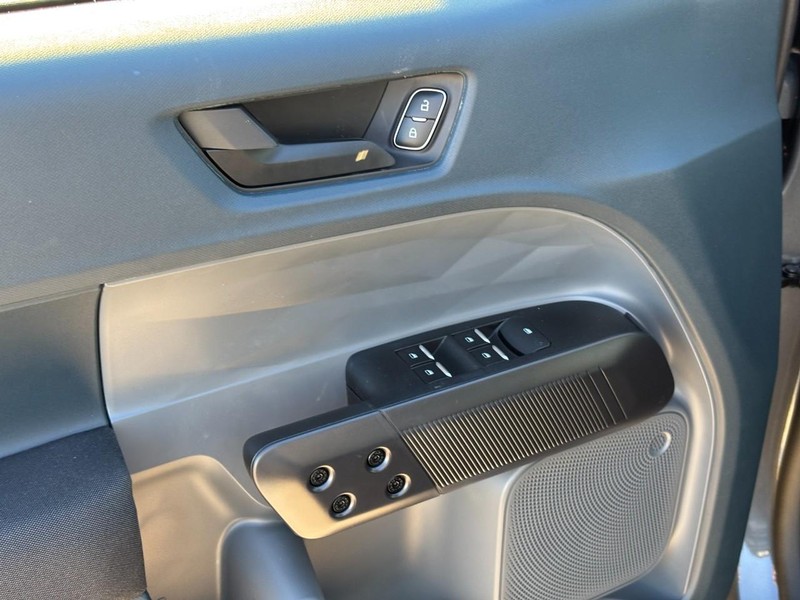 Ford Maverick Vehicle Image 18