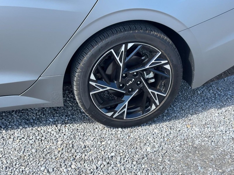 Kia K5 Vehicle Image 12