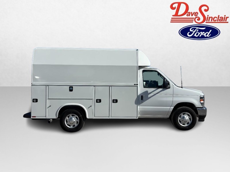 Ford E-Series Cutaway Vehicle Full-screen Gallery Image 05