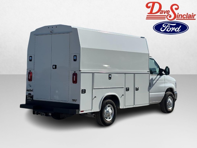 Ford E-Series Cutaway Vehicle Full-screen Gallery Image 07