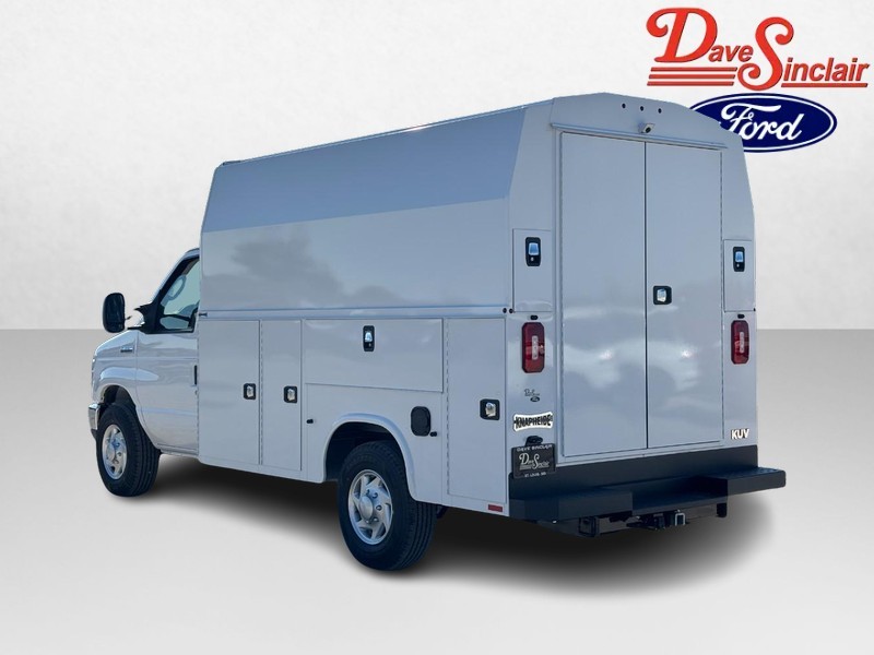Ford E-Series Cutaway Vehicle Full-screen Gallery Image 09