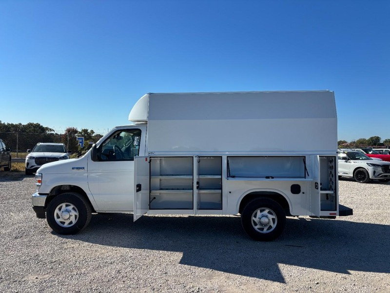 Ford E-Series Cutaway Vehicle Full-screen Gallery Image 11