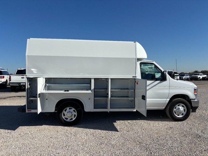 Ford E-Series Cutaway Vehicle Full-screen Gallery Image 12