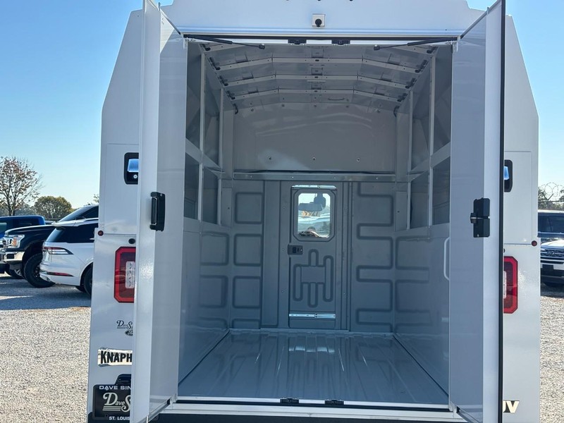 Ford E-Series Cutaway Vehicle Full-screen Gallery Image 13