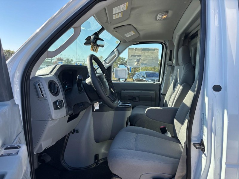 Ford E-Series Cutaway Vehicle Full-screen Gallery Image 17