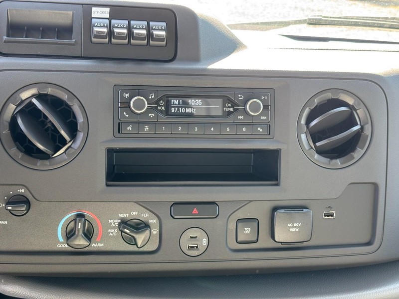Ford E-Series Cutaway Vehicle Full-screen Gallery Image 21
